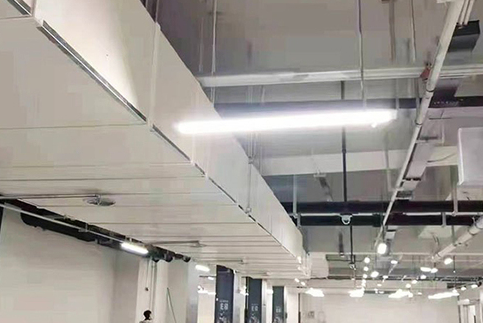 耐火风管板材采用双面彩钢复合轻体硬质漂珠硅品耐火芯材制成