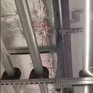 镀锌铁皮风管+外包30mm厚离心玻璃丝棉毡做法
